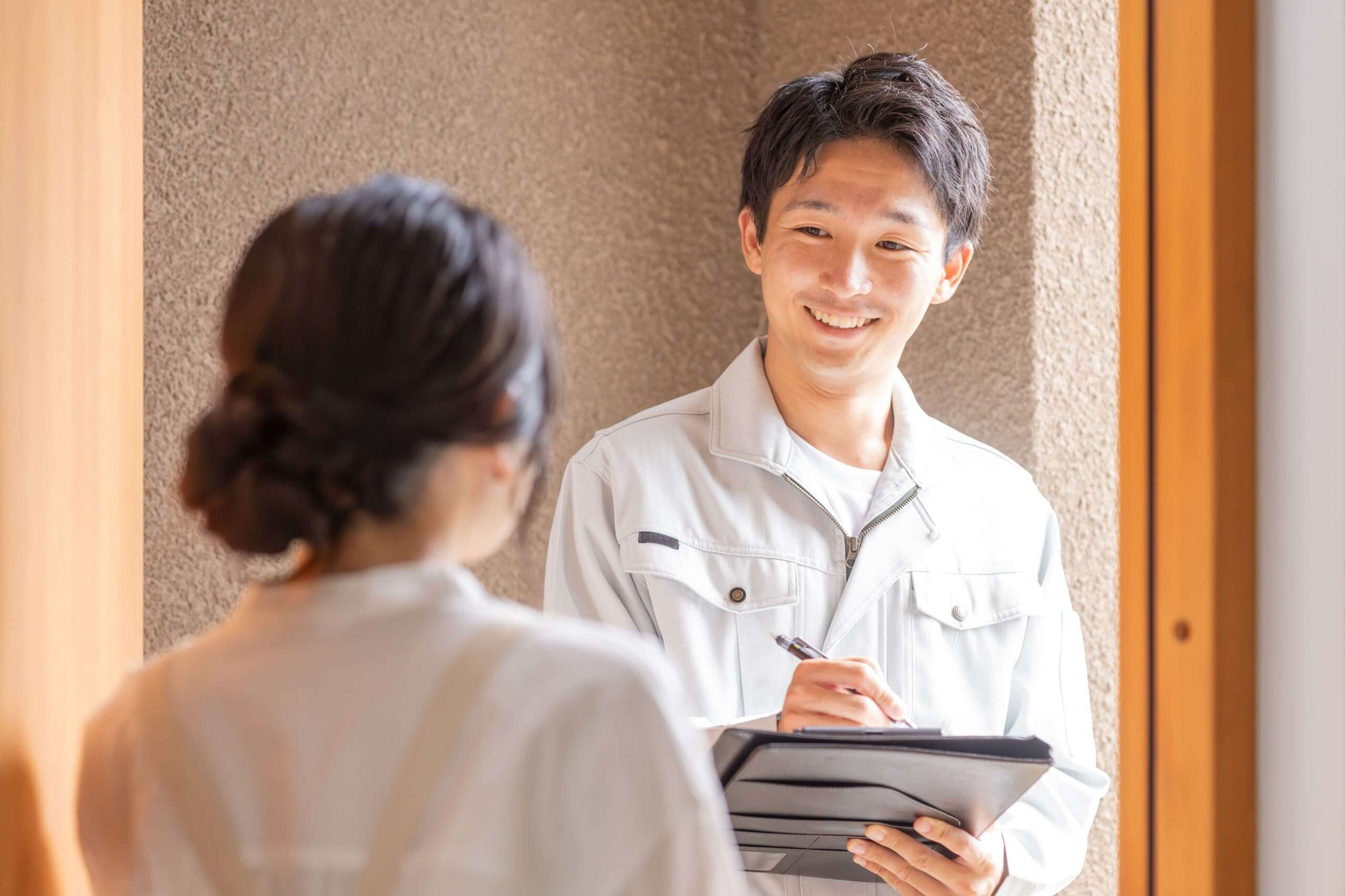 住宅で話す作業員
