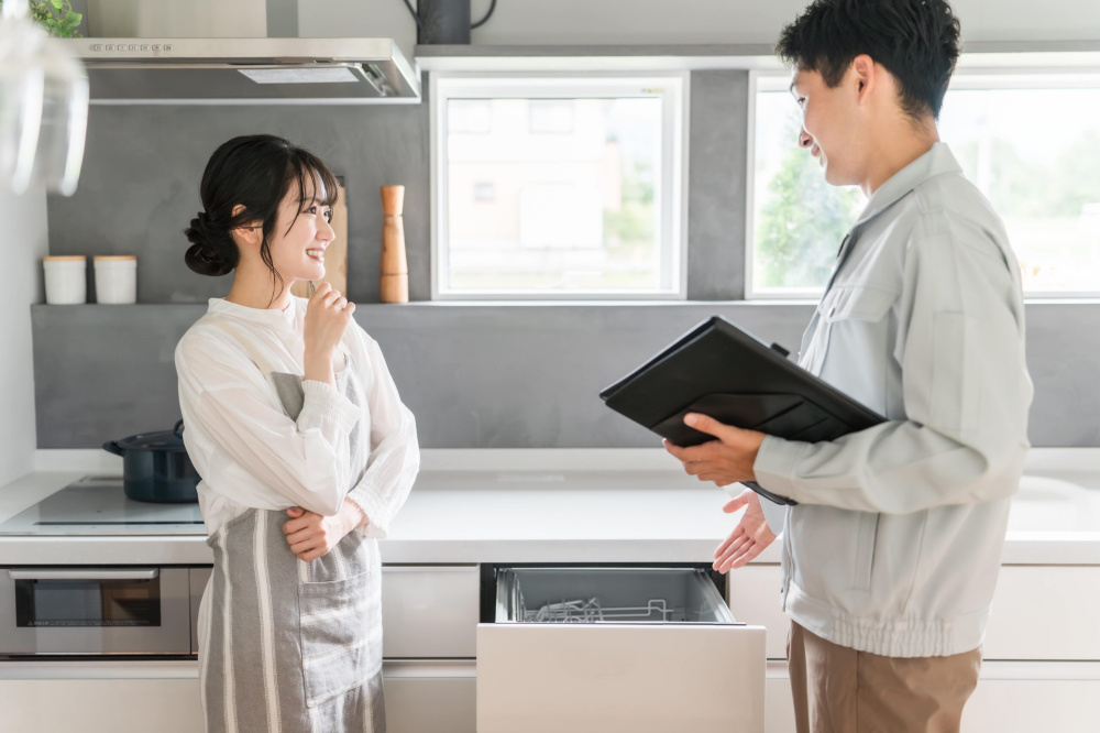 キッチンで話す作業員