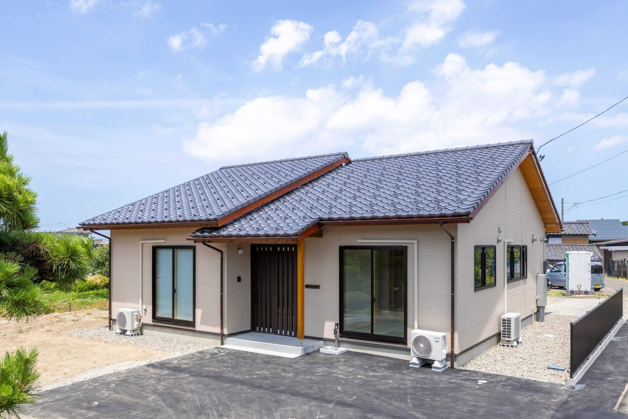 和瓦屋根とベージュの外壁を組み合わせた新築平屋住宅の外観