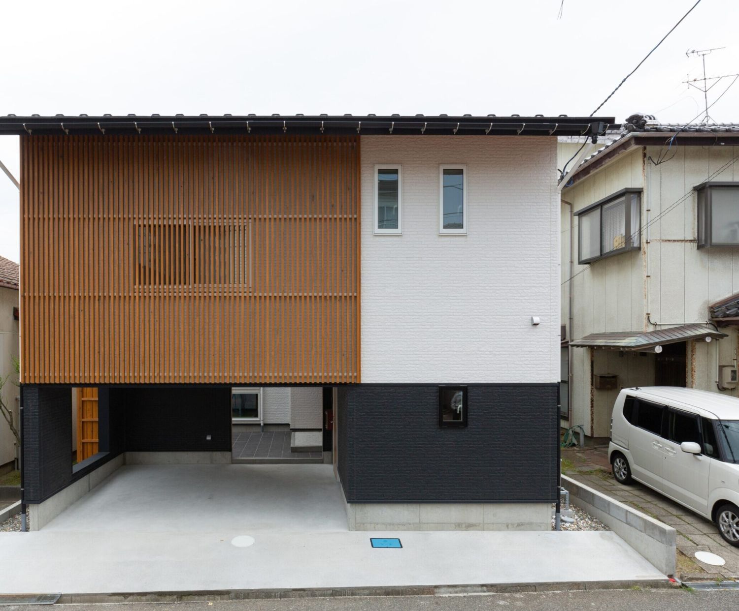 木格子と白い壁を組み合わせた住宅の外観