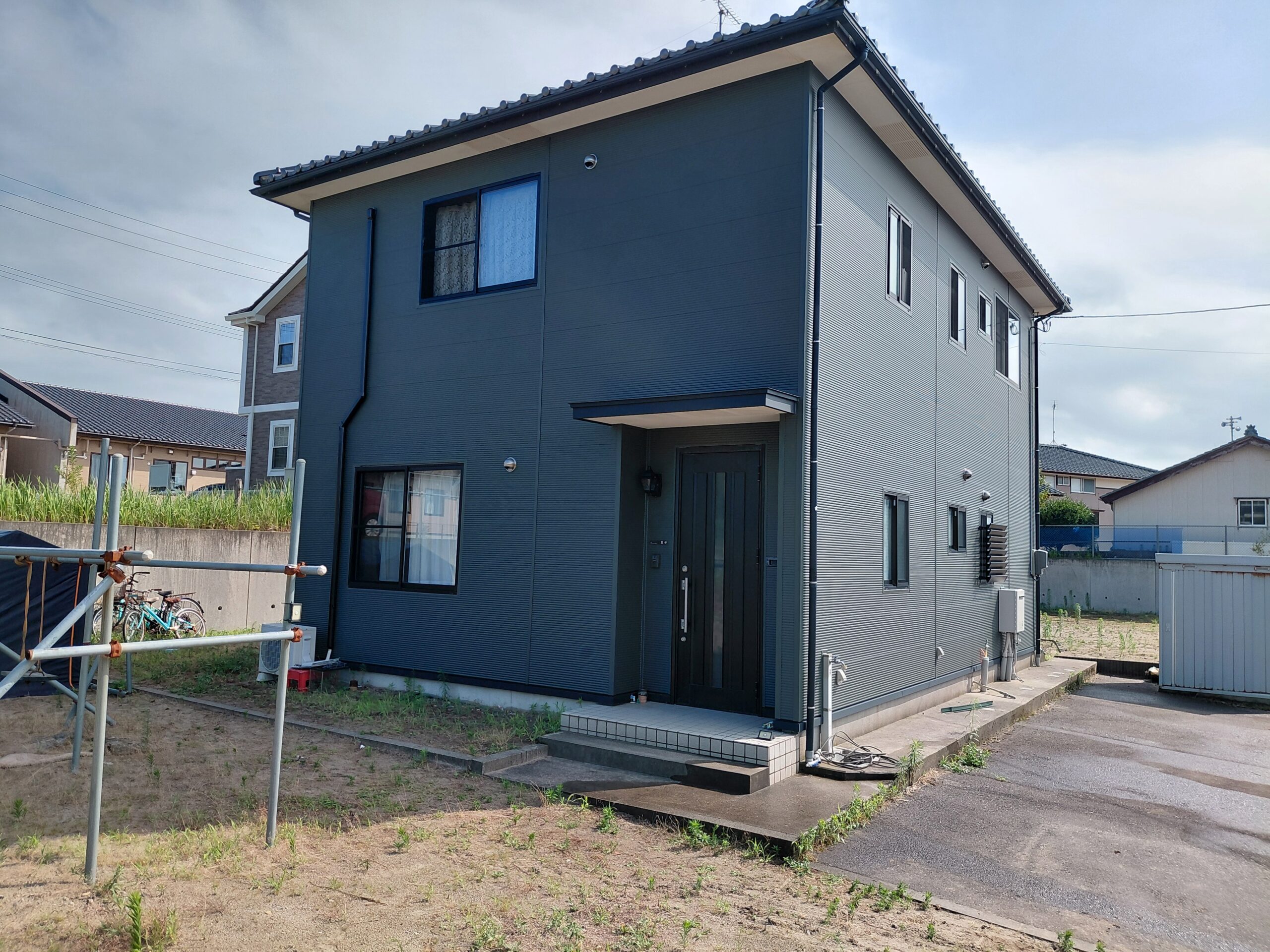 青い外壁の住宅