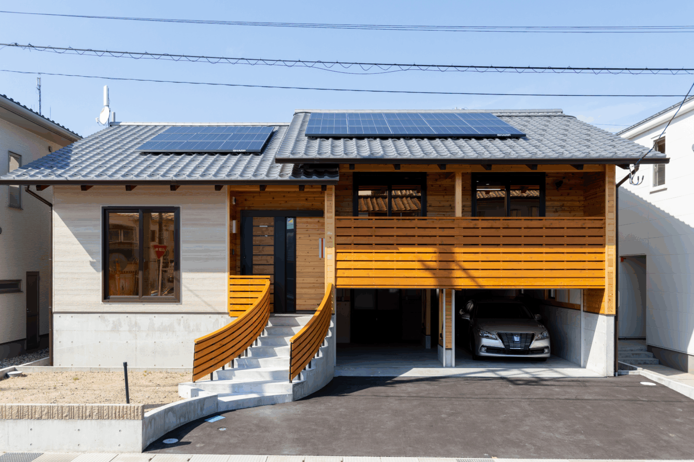 車庫のある住宅外観