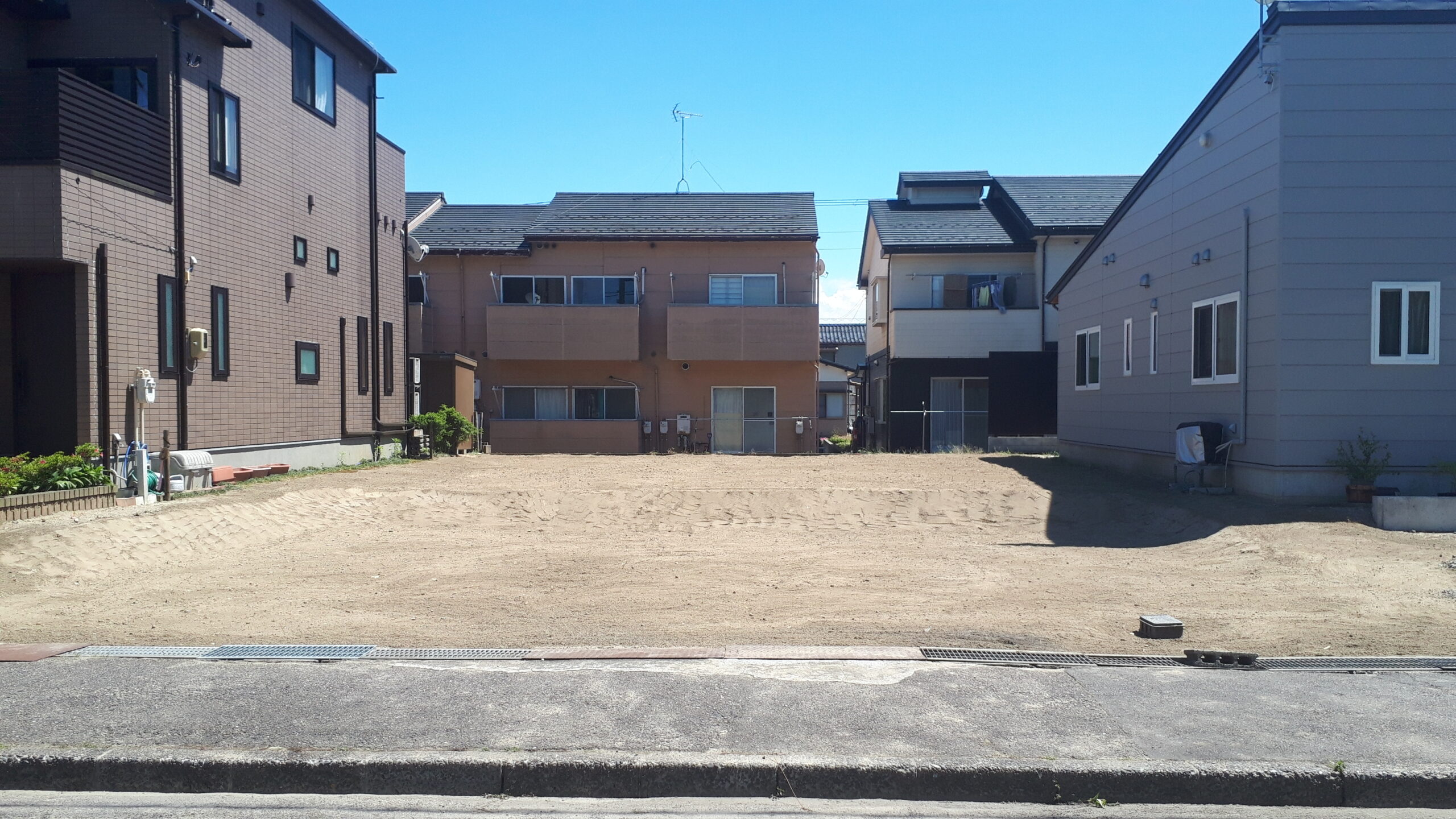 建物に囲まれた土地