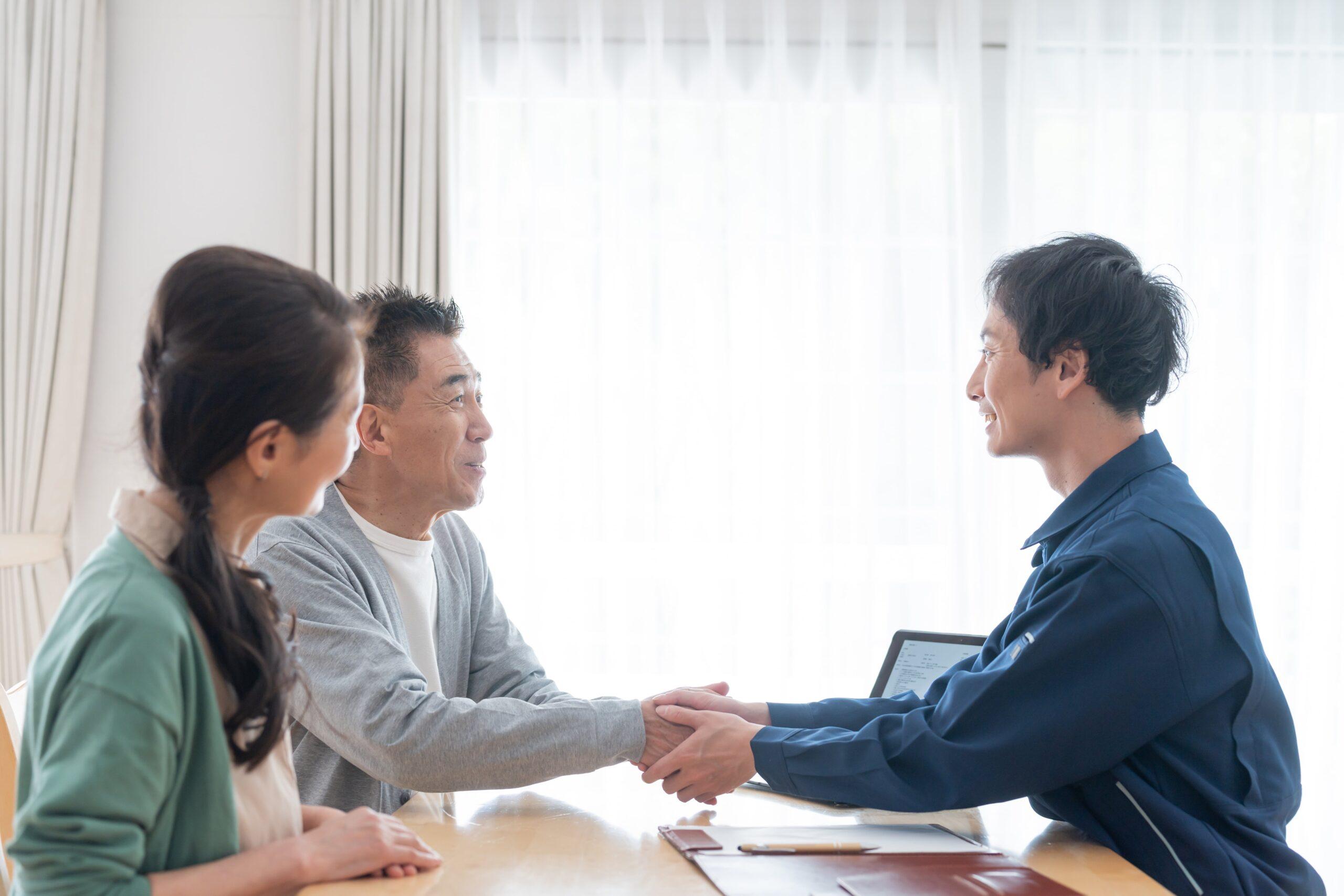 打ち合わせで握手する様子