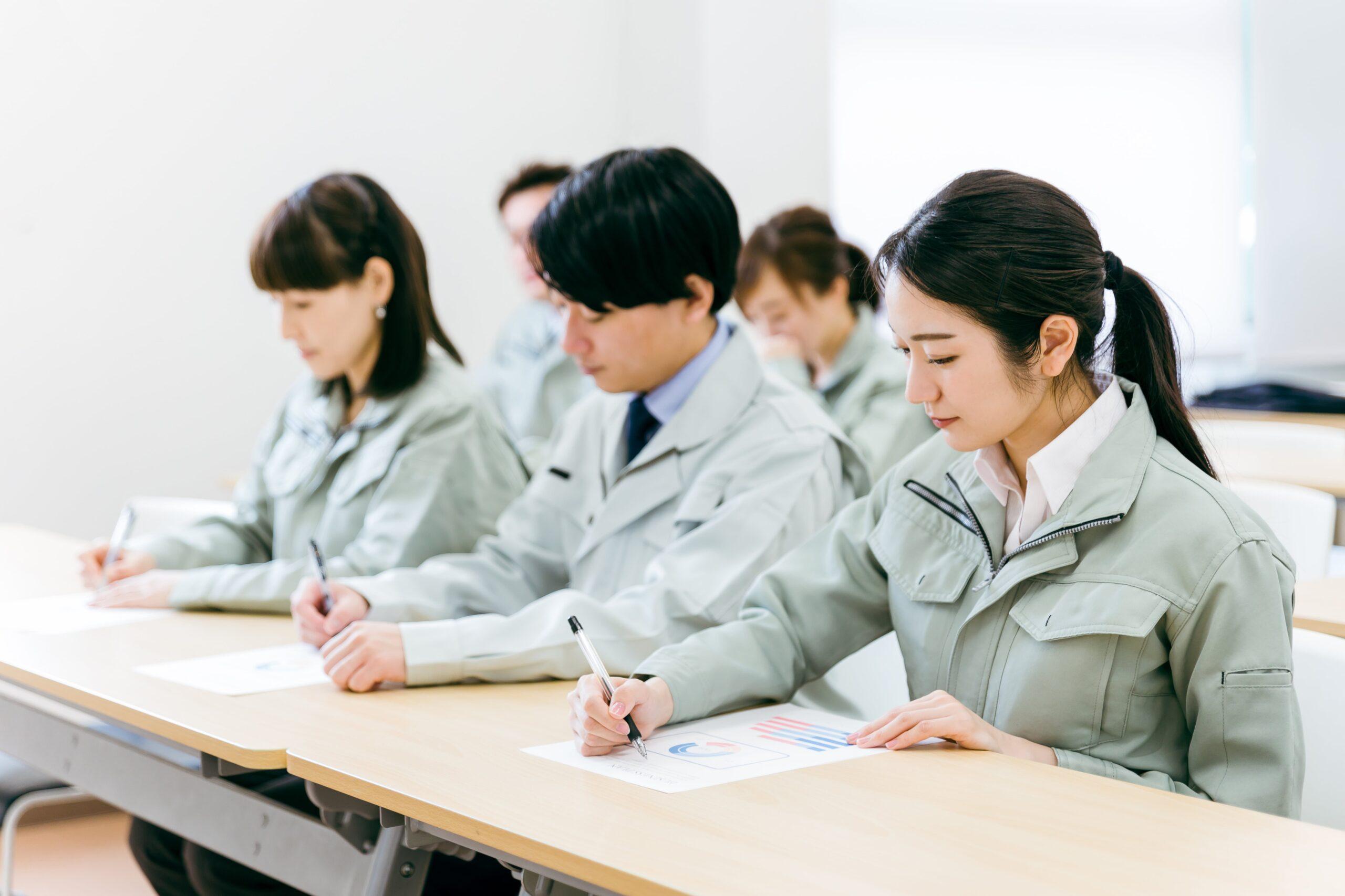 書類を読む作業員