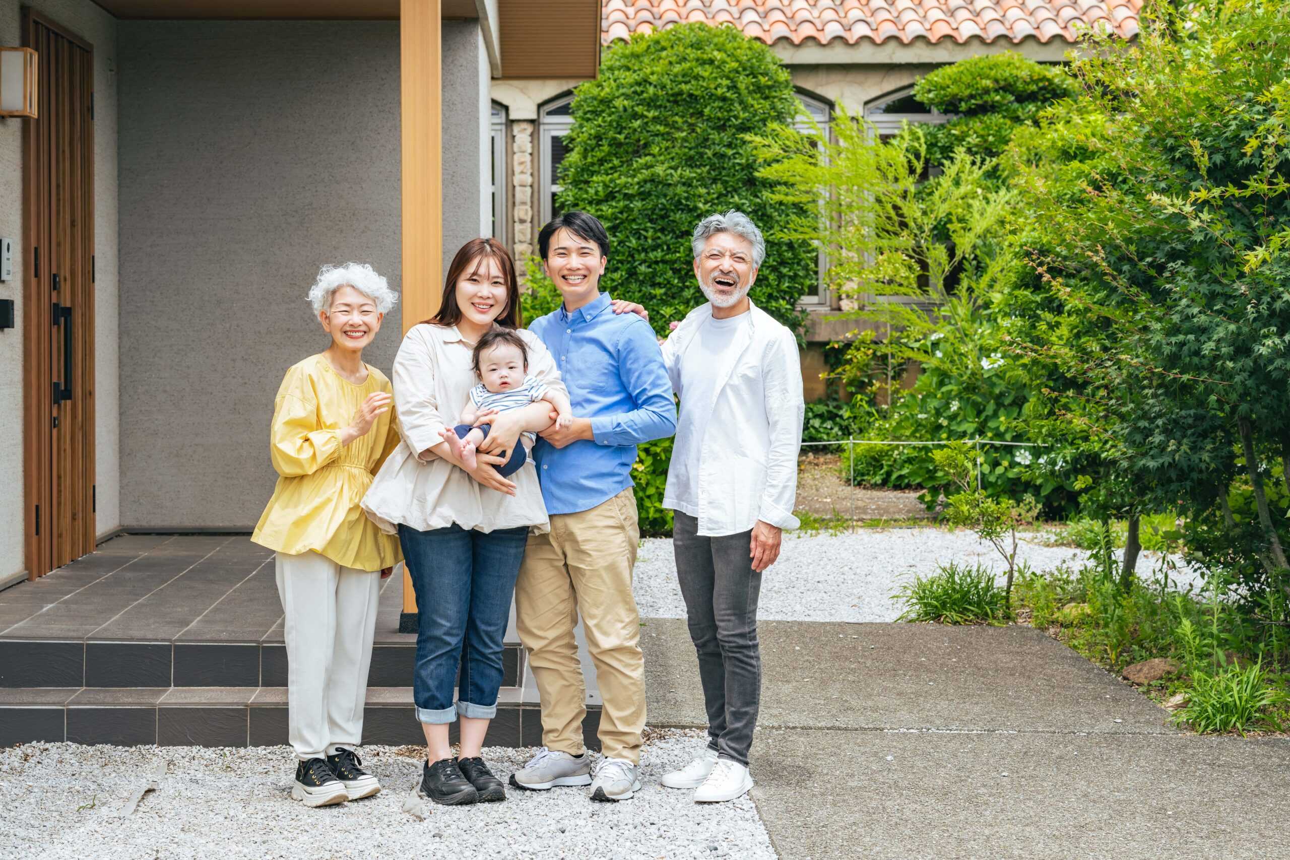 庭に立つ家族
